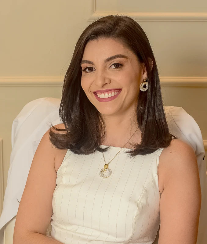 Retrato da Dra. Fernanda Borba sorrindo no consultório